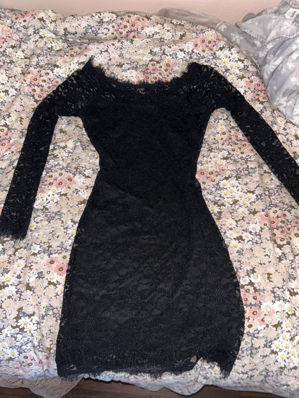 Black Lace Long-Sleeve Bodycon Dress